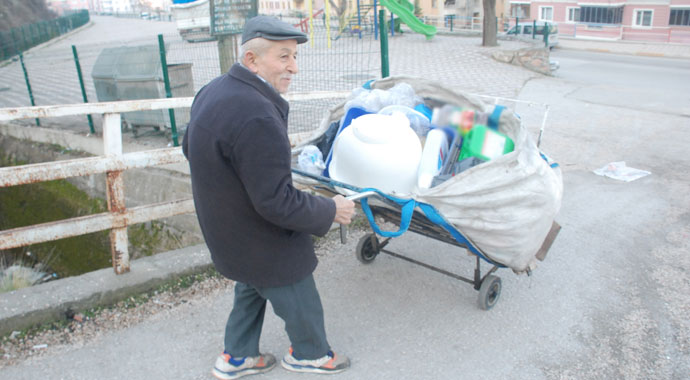 75 yaşındaki Rıza Dede geçimini plastik toplayarak sağlıyor