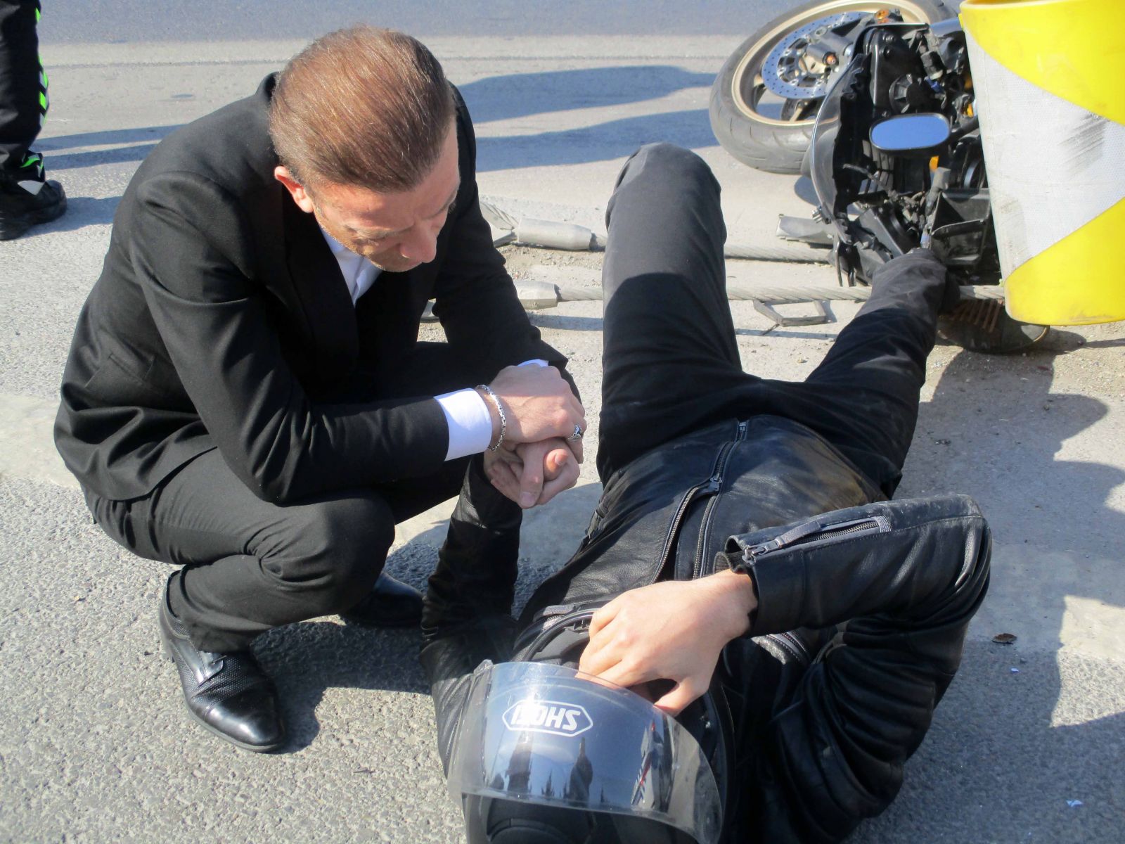 Yaralı motosiklet sürücüsüne ‘yardım eli’