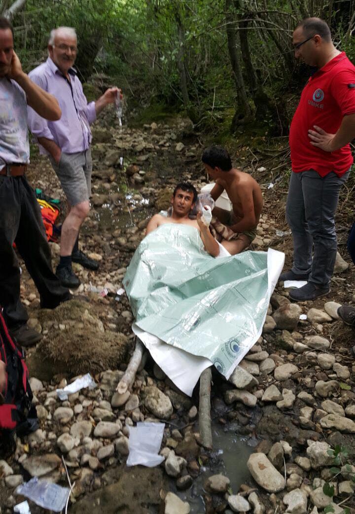 Balık avlamaya giden 2 kişiye ayı saldırdı