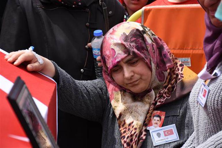 Şehit eşinin acısına dayanamadı