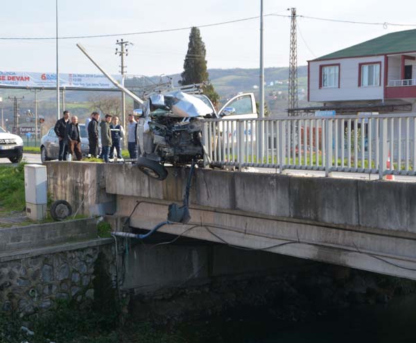 Samsun'da feci kaza: Köprüde asılı kaldı