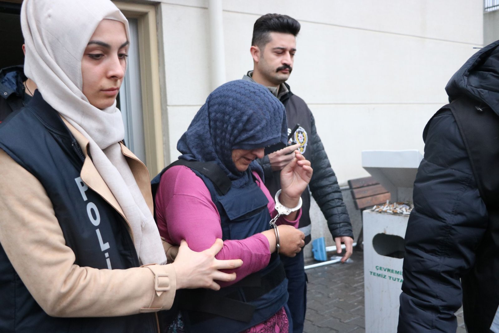 Oğlunu boğarak öldüren canavar anne tutuklandı