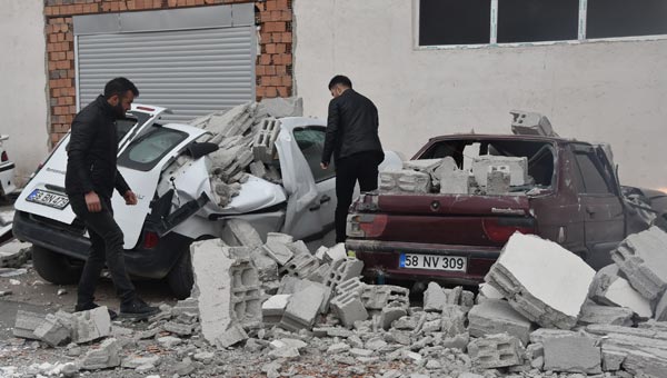 Rüzgarın etkisiyle ev ve iş yerlerinin çatıları havada uçtu, vatandaş sokakları boşalttı
