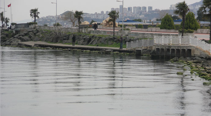 Denize atlayan adamı oltayla kurtardı