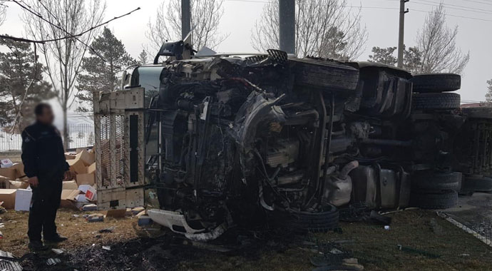 Frenleri boşalan tır 2 otomobili hurdaya çevirdi