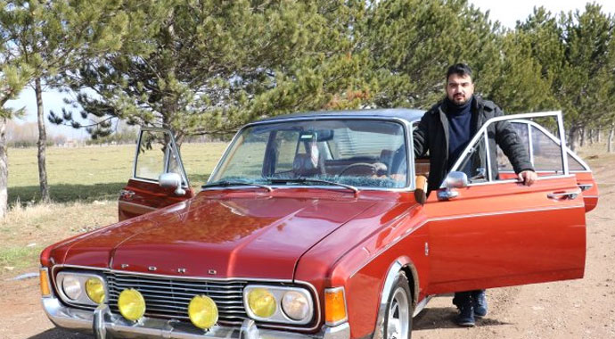 1969 model otomobili, 10 yılda 50 bin lira harcayarak ilk günkü haline dönüştürdü