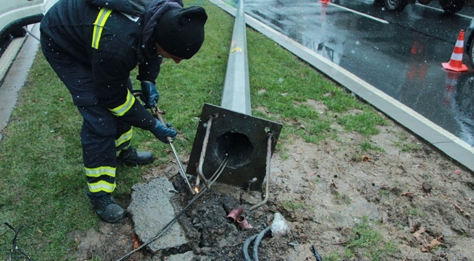 Sarıyer'de aydınlatma direği otomobilin üzerine devrildi