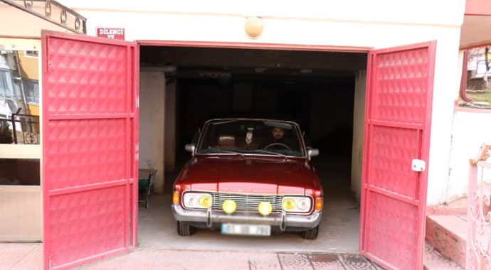 1969 model otomobili, 10 yılda 50 bin lira harcayarak ilk günkü haline dönüştürdü