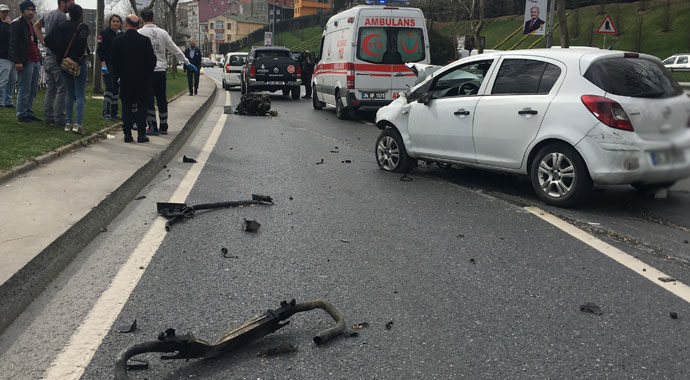 Bariyerlere çarpan otomobilin motoru ayrıldı