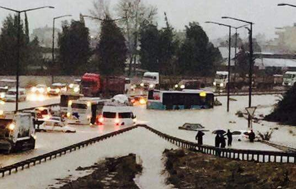 Mersin'de sel felaketi! Yüzlerce vatandaş mahsur kaldı