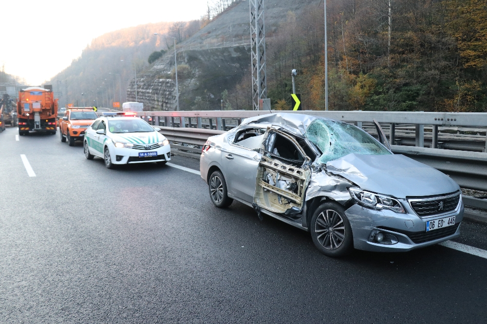 Tırdaki tomruklar otoyola savruldu, TEM kapandı: 2 yaralı