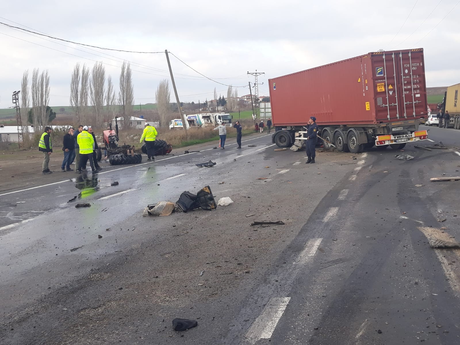 Tırla çarpışan traktör parçalara bölündü: 1 yaralı