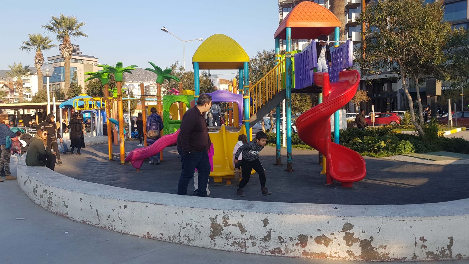 Kuşadası'nda vatandaşlar sahile akın etti