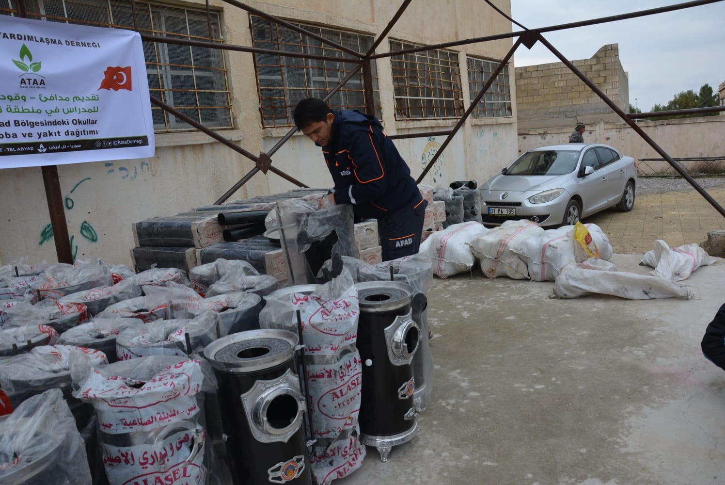 Tel Abyad ve Resulayn’da çocuklar üşümeyecek