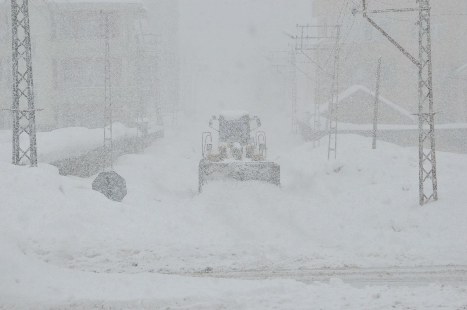 Yüksekova’da yoğun kar yağışı