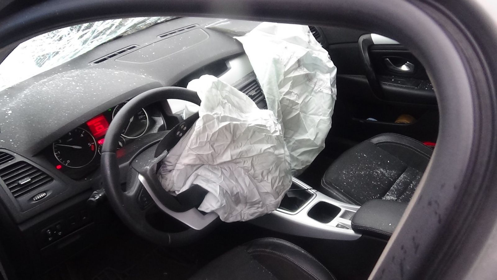 Sancaktepe'de minibüs ile otomobil çarpıştı