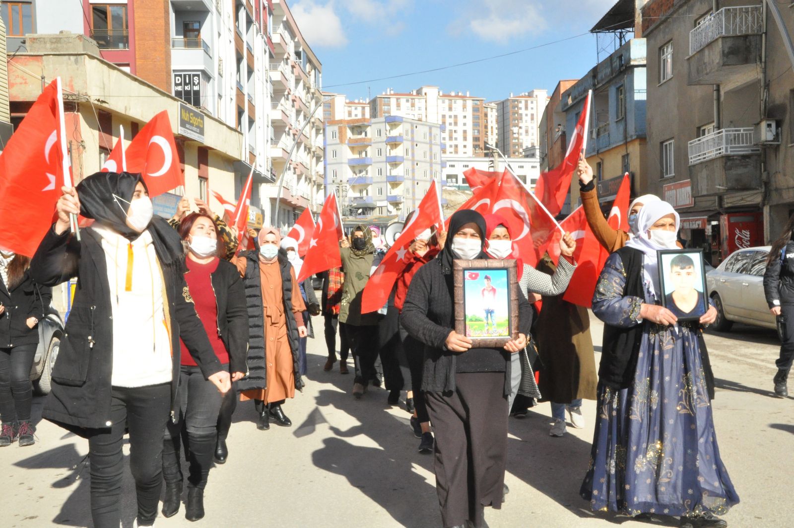 Şırnak'ta terör mağduru aileler HDP İl Başkanlığı binası önünde eylem yaptı