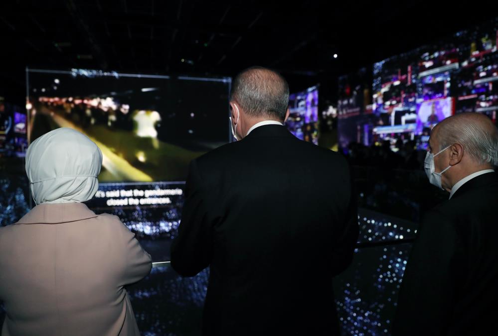 Erdoğan çifti Demokrasi Müzesi'nde gözyaşlarına hakim olamadı