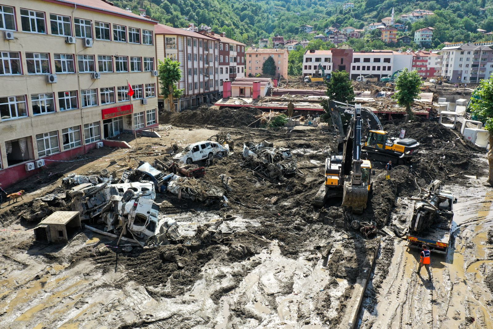 Sel bölgesindeki araçlar hasar tespiti için toplanıyor