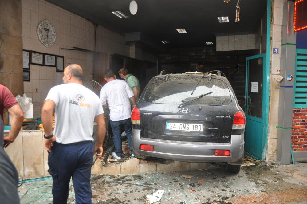 Otomobil fırına daldı, 2 kişi ölümden döndü