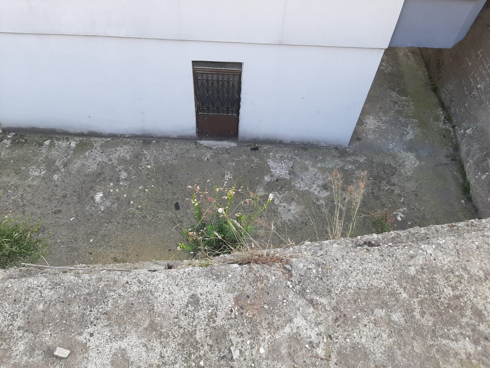 30 metre ilerleyen bebek arabası 3 metreden düştü