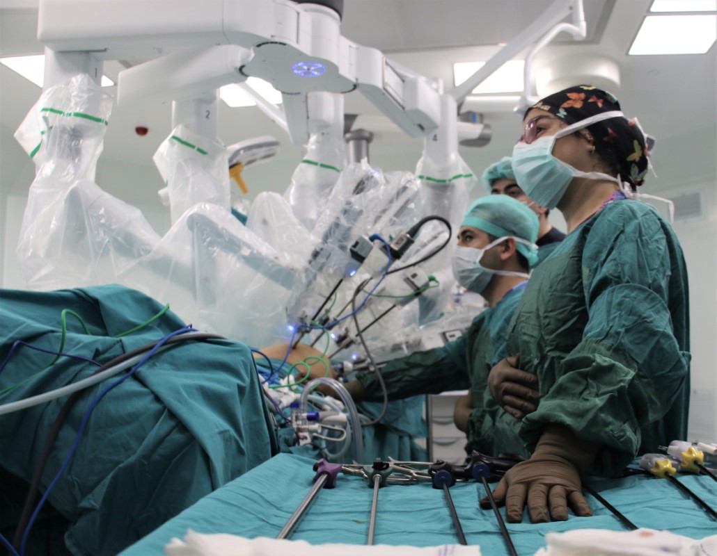Bu sistem adeta cerrahların eli kolu: “Robotik cerrahi”