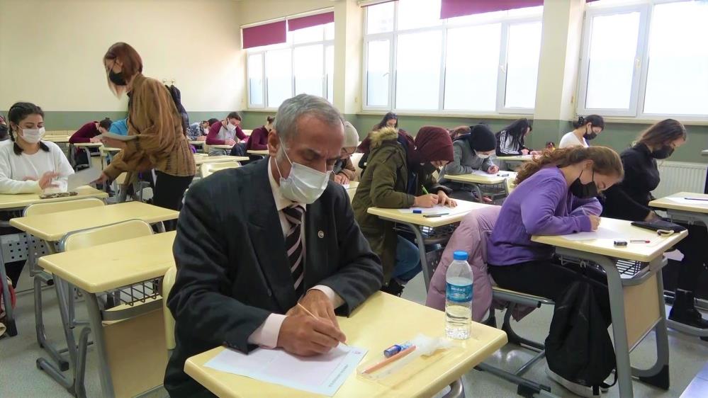 66 yaşında 4. diplomaya talip! Görenler akedemisyen sanıyor