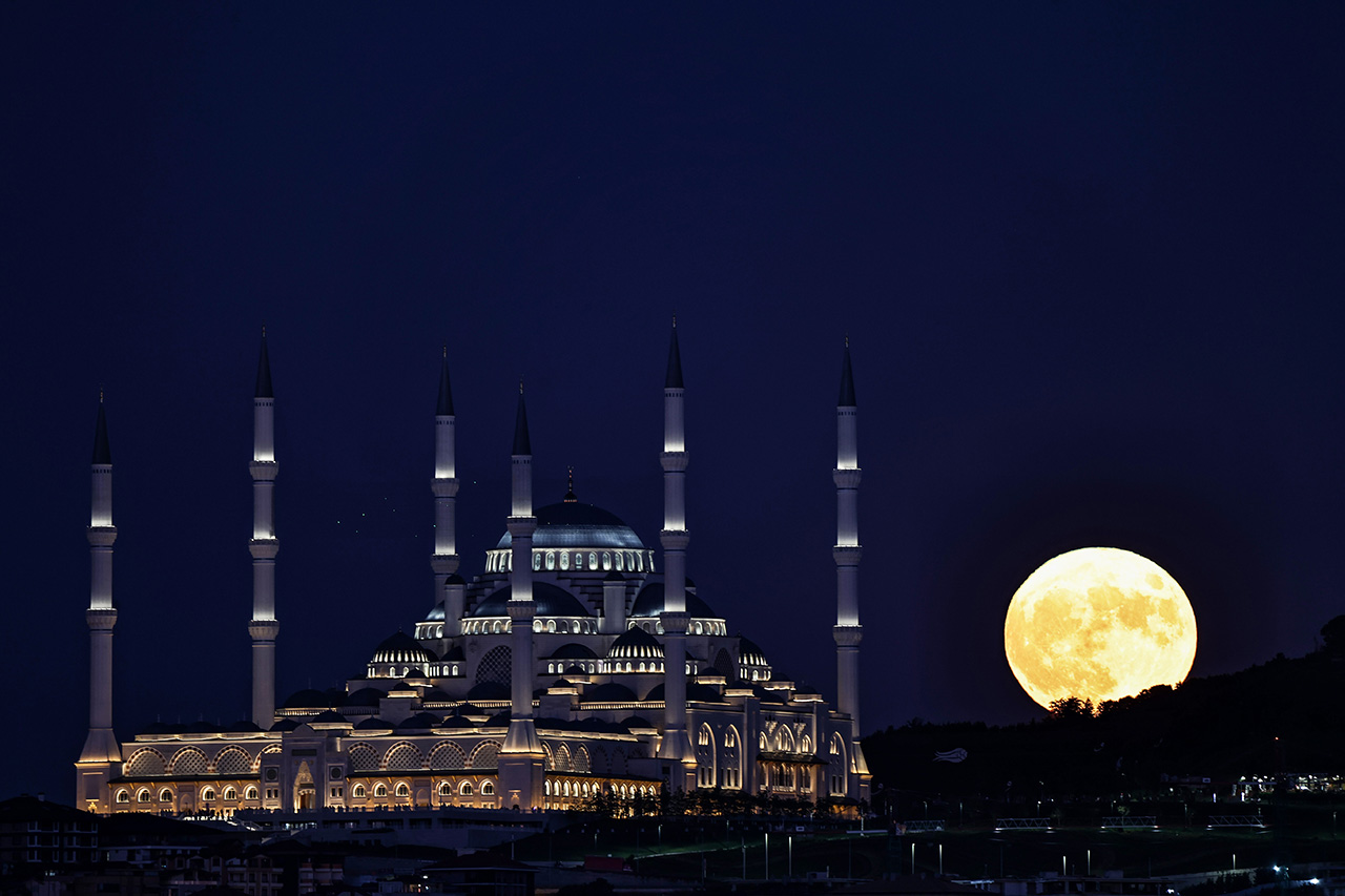 İstanbul'da görsel şölen, 'AY' çok güzel