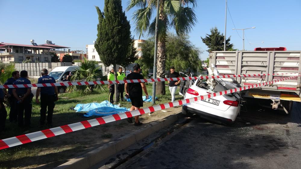 Mersin'de otomobil tıra arkadan çarptı, 4 genç canından oldu