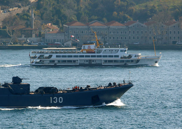 Dev Rus savaş gemisi İstanbul'dan geçti
