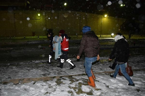 Komando süt kazanına düşen çocuk için köye indi