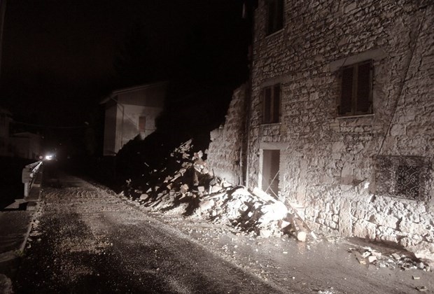 İtalya'da deprem sonrası halk geceyi sokaklarda geçirdi