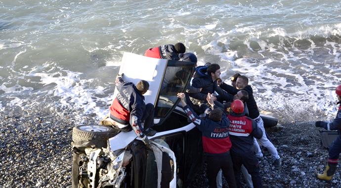 Zonguldak'ta otomobil denize uçtu: 1 yaralı