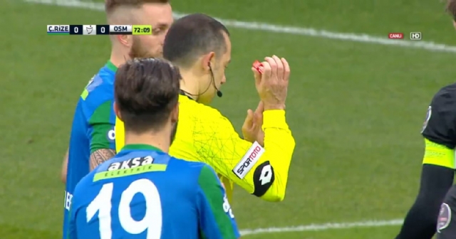 Cüneyt Çakır, kalecinin eline çarpan pozisyonda penaltı kararı verdi