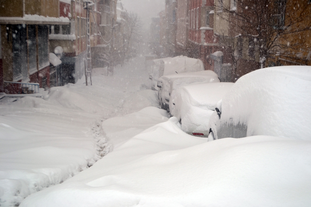 İstanbul’da yüzlerce araç kara gömüldü