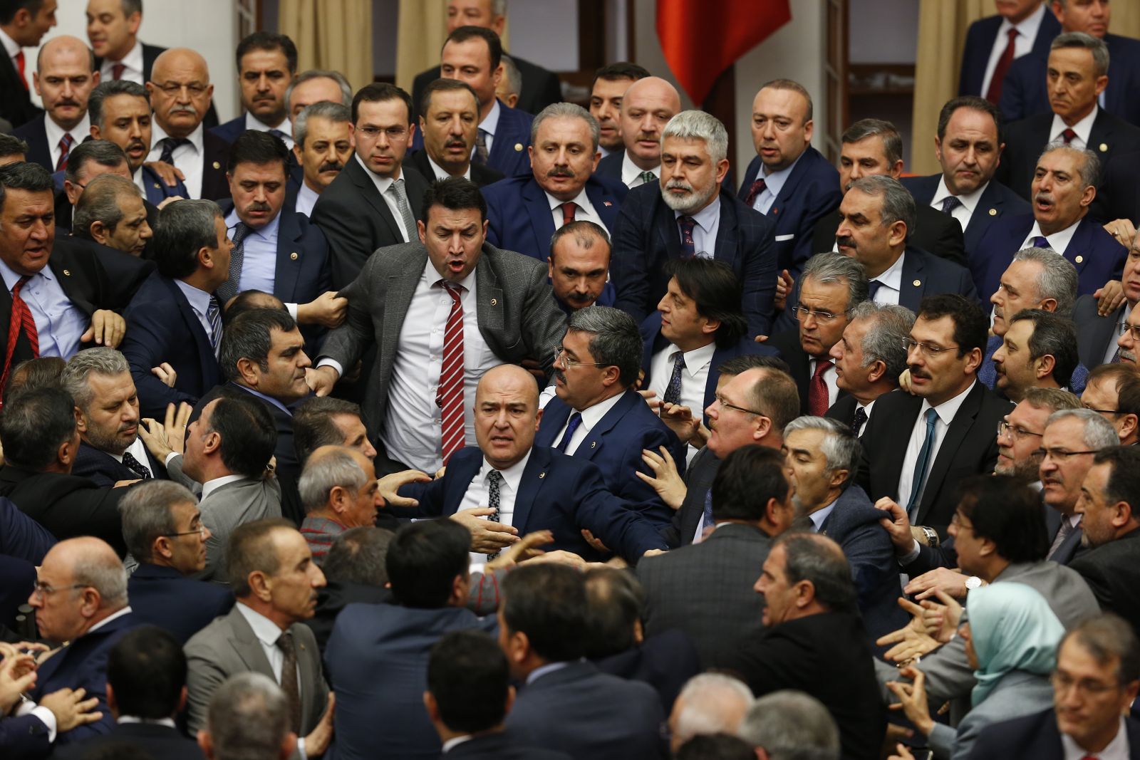 CHP'li vekiller AK Partili vekilleri darp etti