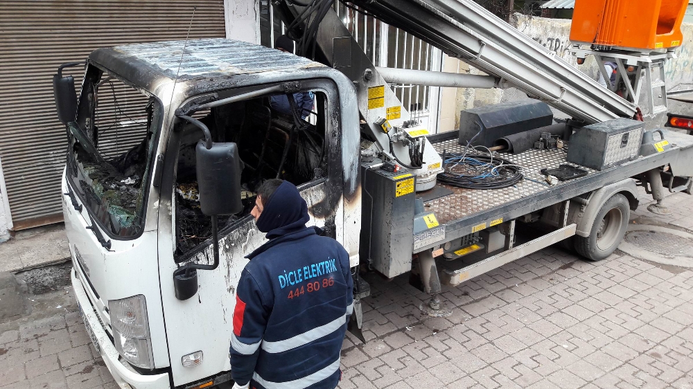 Diyarbakır'da aydınlatma çalışması için gelen aracı yaktılar