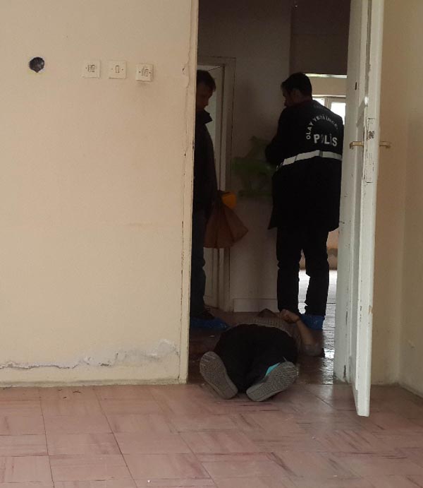 Boynuna kabloyu dolayıp elektrikle intihar etti