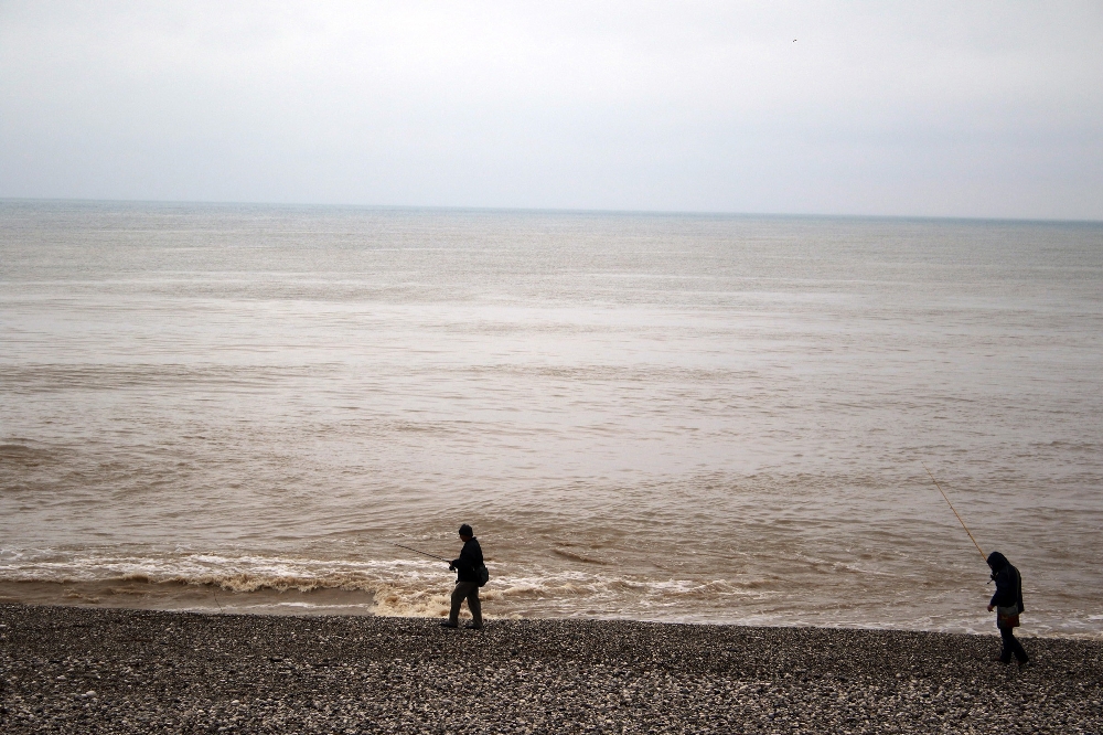 Konyaaltı sahili kahverengiye büründü