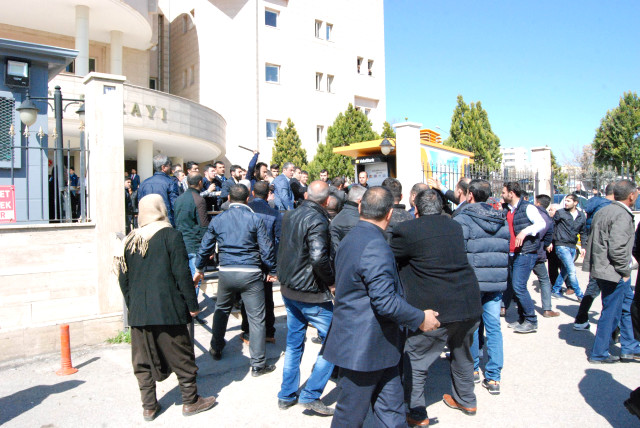 Şanlıurfa adliyesi karıştı, silahla vurulanlar var!