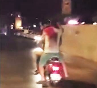 Sigara içerek mermi sıktılar