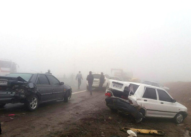 İran'da 130 araç birbirine girdi