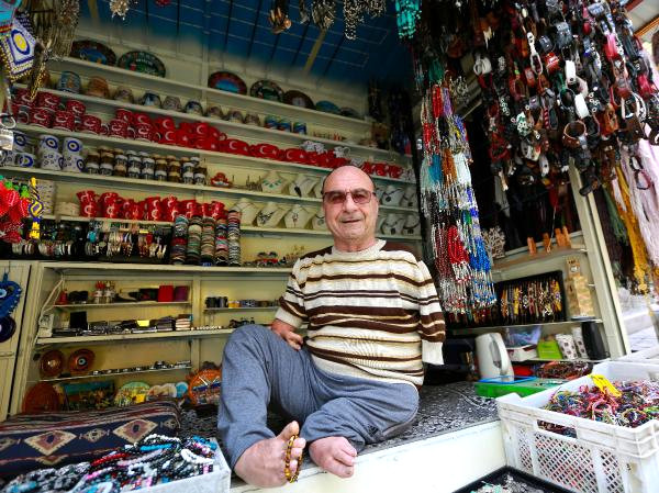 Kolları olmadan doğdu, ayaklarıyla üreterek kazandı