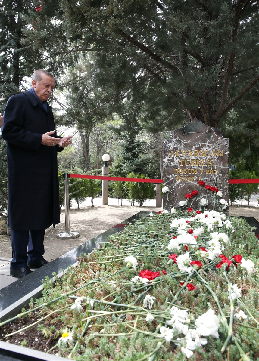 Cumhurbaşkanı Erdoğan'dan Türkeş'in mezarına ziyaret
