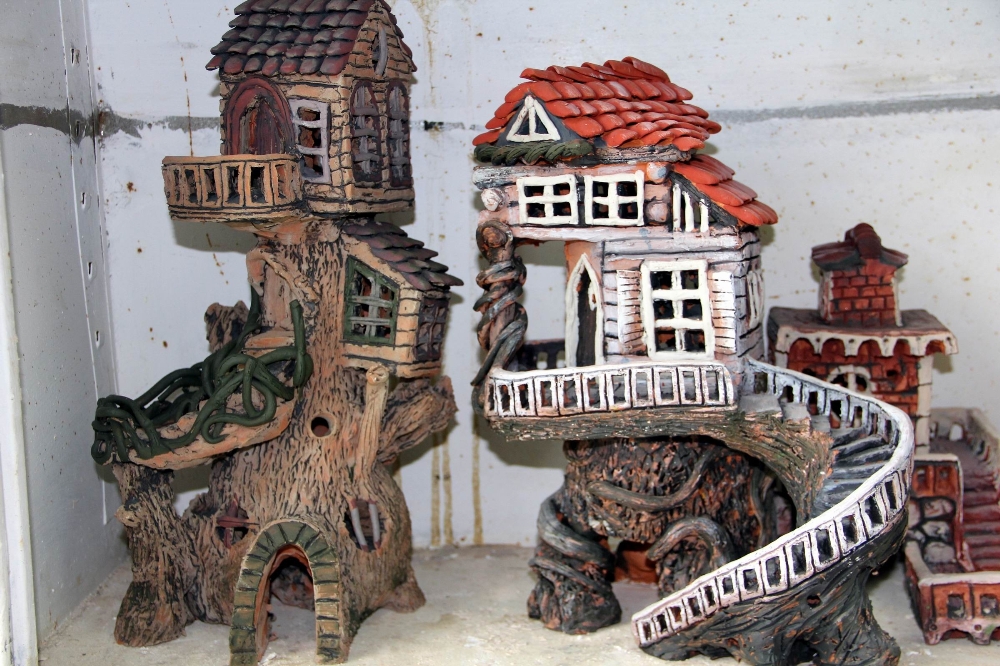 Üniversite öğrencisinin çamurdan yaptığı evler göz kamaştırıyor