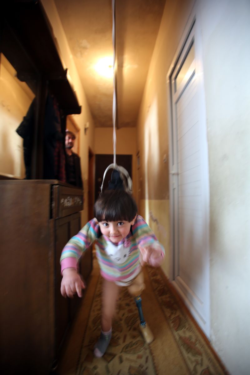 Kızının ağlamasına dayanamayınca bu düzeneği yaptı!