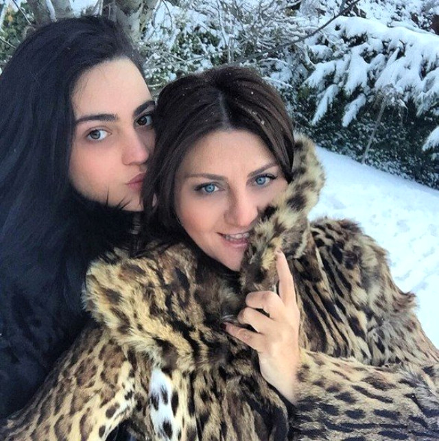 Medyadan uzak tuttuğu kızı, Sibel Can'ın ikizi gibi oldu