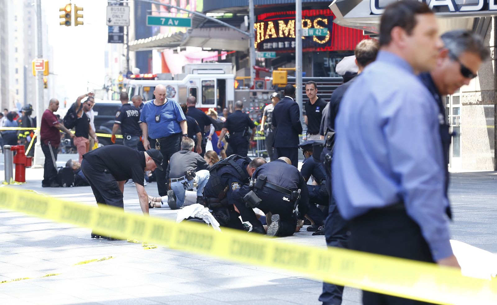 New York'ta araç yayaların arasına daldı: Ölü ve yaralılar var