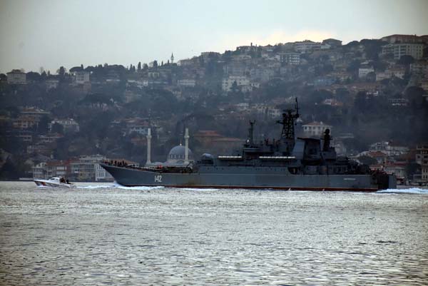 Rus savaş gemisi İstanbul Boğazı’ndan geçti