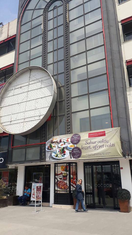 Kayyum, Güllüoğlu’nun tabelasını indirdi